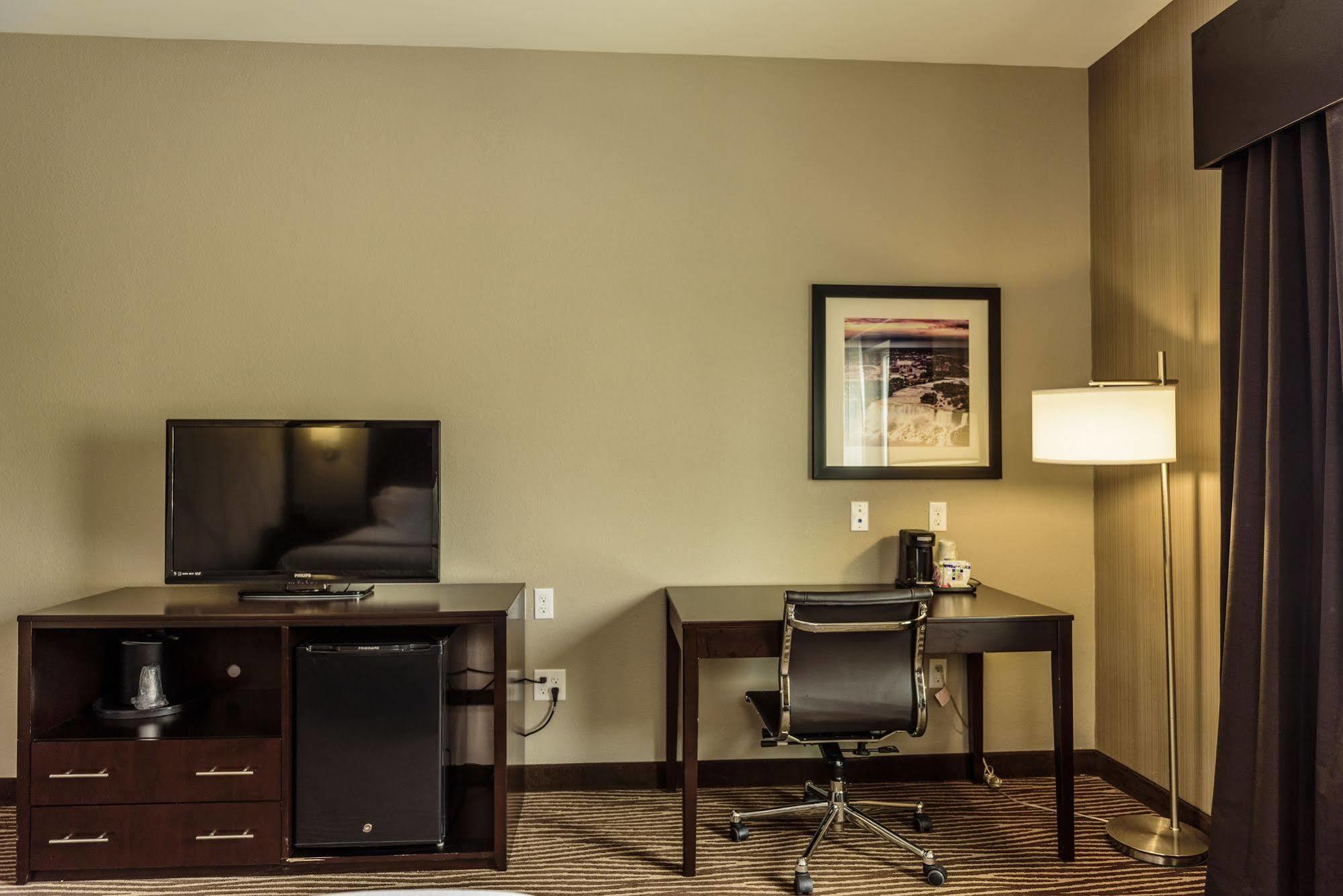 Holiday Inn Express & Suites Cheektowaga North East By Ihg Exterior foto